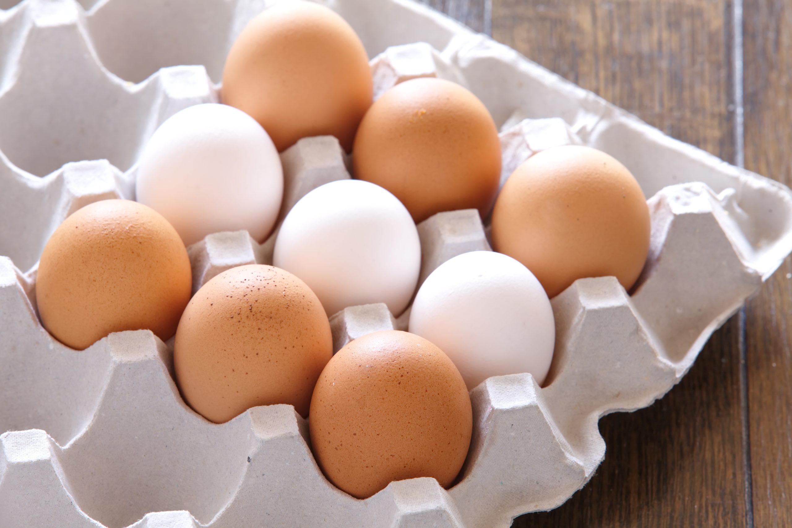 Обтянутые яйца. Яйцо куриное. Яйцо куриное белое. Яйцо куриное коричневое. Коричневые и белые яйца.